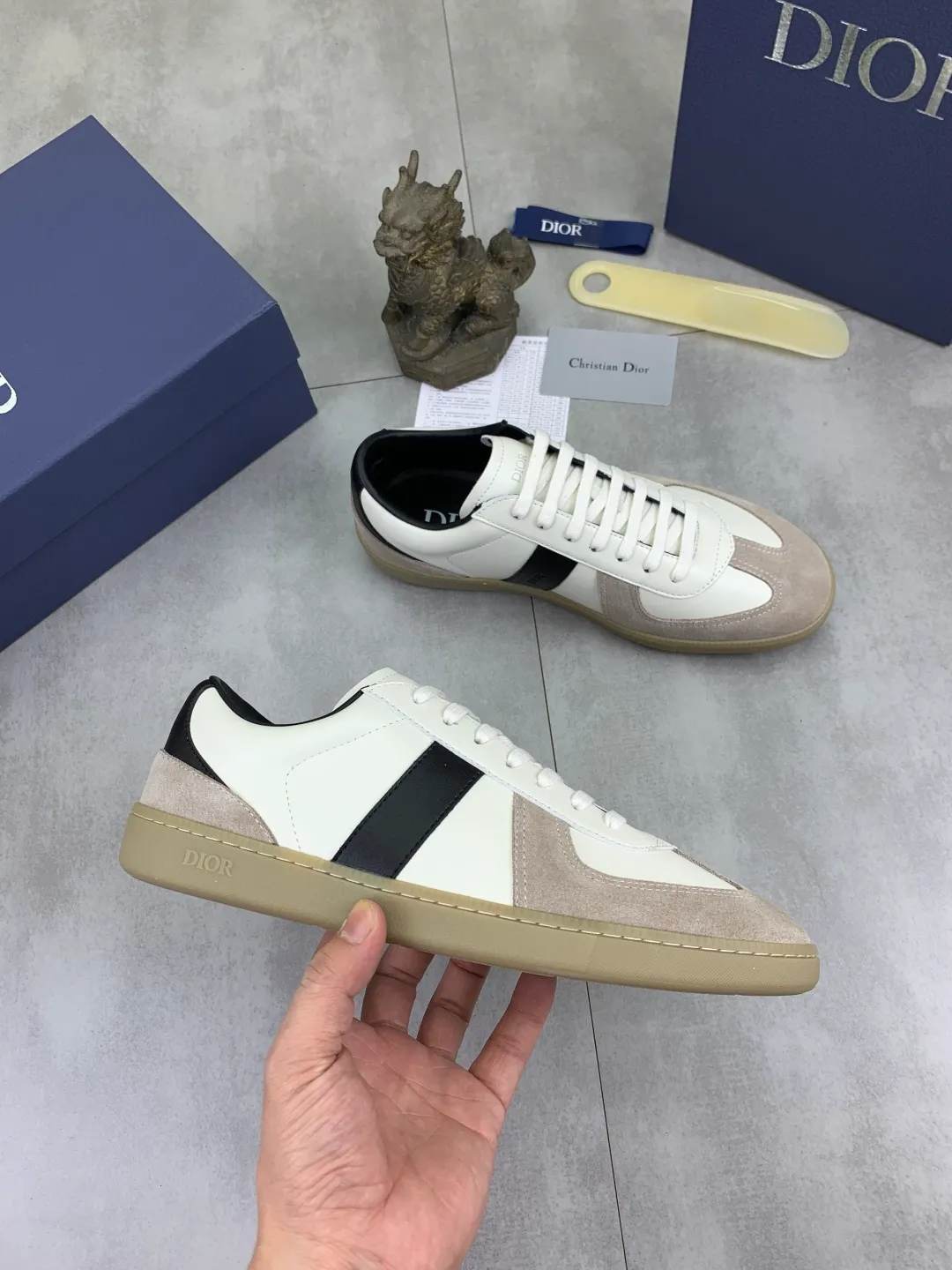 Men's shoes 💰P360 New Dior B01 moral training shoes, white first-layer cowhide, original molded outsole. New to the fall collection, this sneaker marks the return of a Dior classic, reinterpreted in a stylish and elegant silhouette. Crafted from white smooth first-grain cowhide with a tonal silk sheepskin lining, it features the Dior logo on the tongue and inner sides, and a CD icon on the heel. Paired with Tpu anti-slip soles of the same color, it can be matched with various styles to create a sophisticated look.  Code number: 38-44